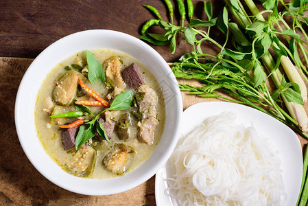 泰国绿色咖喱鸡和大米图片