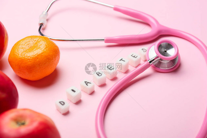 水果听诊器和颜色背景上的DIAB图片