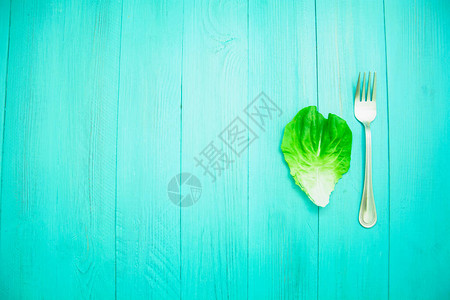 浅色背景中的新鲜生菜叶背景图片