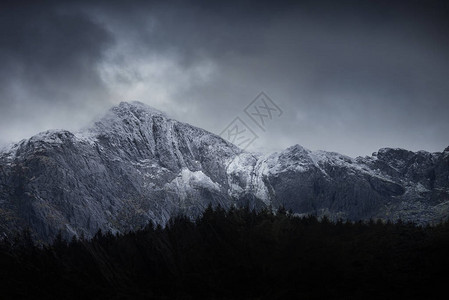 冬季斯诺多尼亚雪上花的Glyders山脉地貌景象震撼不已图片