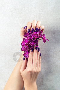 时流行的紫色女指甲女图片