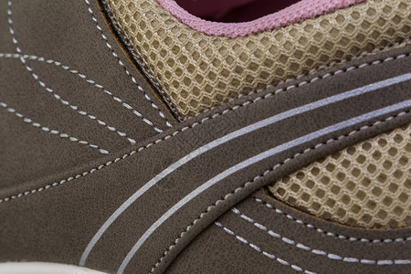 棕色织布运动鞋碎片和白缝线运动鞋材料图片