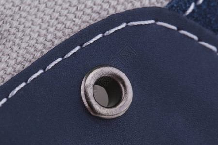 蓝布运动鞋的碎片运动鞋材料图片