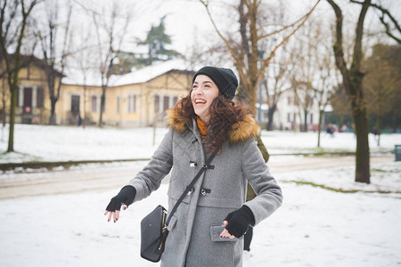 年轻女子在冬季公园里站立的肖像欢乐幸福图片