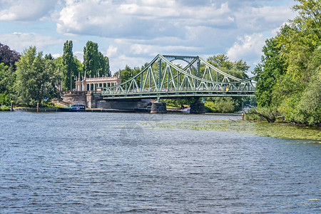 横跨哈维尔河的格里尼克大桥著名的间谍大桥从巴贝尔高清图片