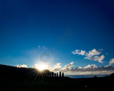山后面的太阳星和RapaNui的Ahu汤加里基标志图片