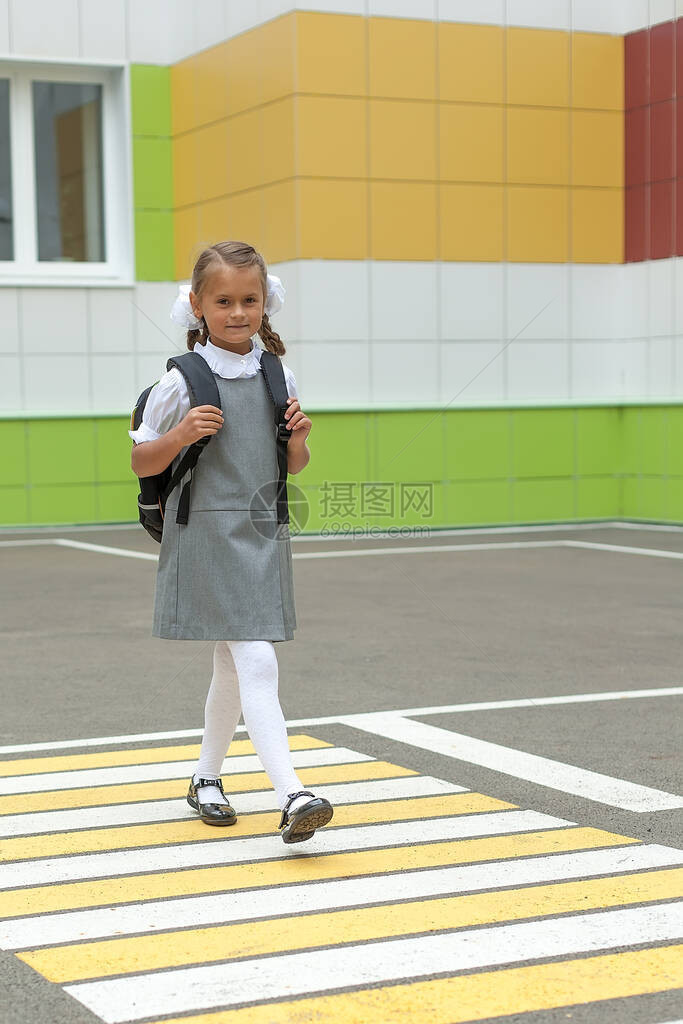 快乐微笑的孩子第一次去上学一个小女孩上小学回到学校9图片