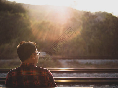 肖像在火车站的时髦旅游亚洲男子旅行者旅行的概念旅行放松铁路图片