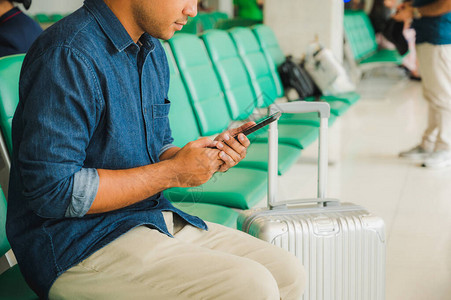 旅行者用Trolley包用智能手机沟通图片