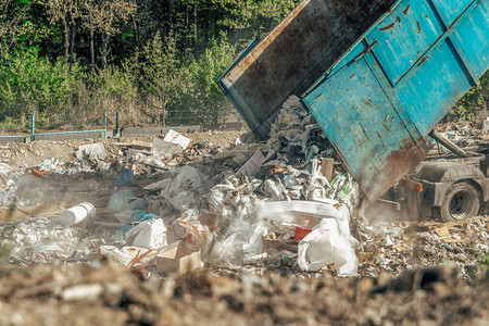卡车在垃圾填埋场倾倒混合废物废物储存生态解决方案图片