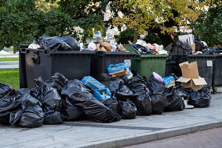 城市集后垃圾箱旁边堆满了巨大的垃圾城市节日后成堆的垃圾图片