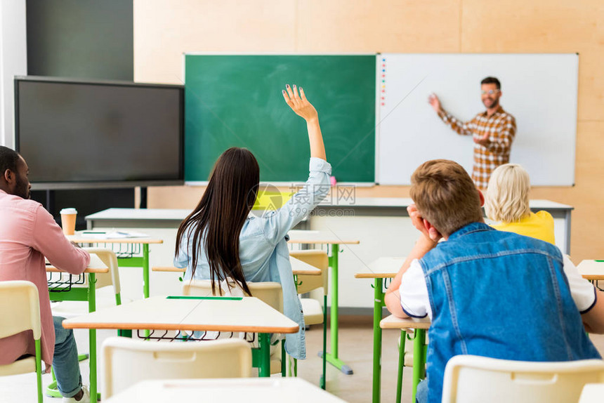 青年学生在大学听教师讲图片