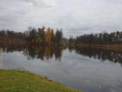 秋季公园的湖景图片