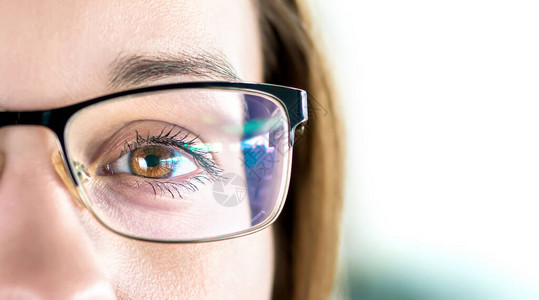 眼睛和戴眼镜的女人的特写验光近视或激光手术概念有眼镜和眼镜的棕色眼睛的女孩面部和规格的宏观肖像镜背景图片