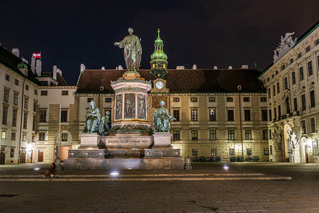 弗朗茨一世皇帝的神像在维也纳霍夫堡城广背景图片