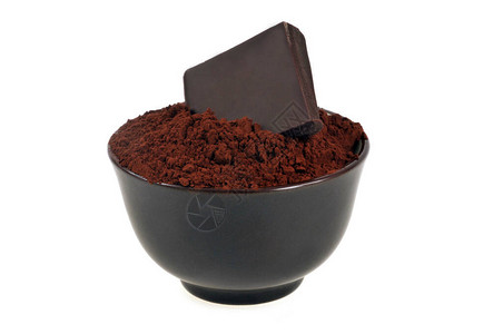 巧克力粉碗中黑巧克力的方块紧贴图片