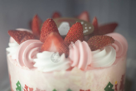 新鲜草莓浇在蛋糕上的鲜奶油上图片
