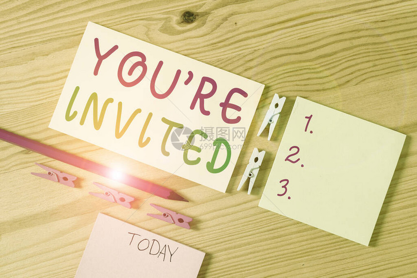 写便条显示您再次受邀很高兴地鼓励您参加活动或聚会的商业理念彩色衣夹纸空提醒木地图片