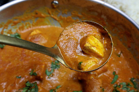 由番茄和奶油肉汁制成的丰盛而甜美的印度菜盘图片