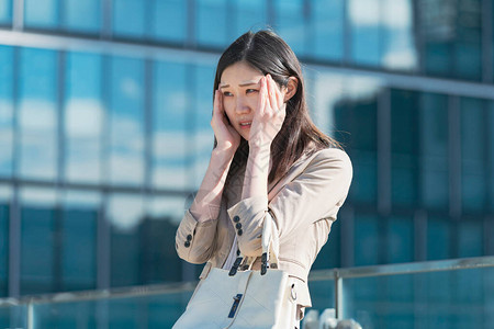 亚洲经商因业压力而头痛的亚裔图片