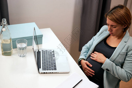 怀孕的女商人肚子痛摸肚子图片