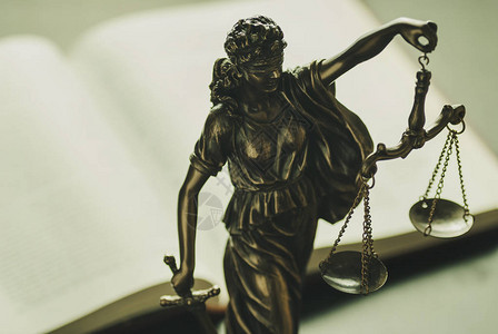 以高角度近视的天平和宝象征着法律和秩序的司法雕像BrassJ背景图片