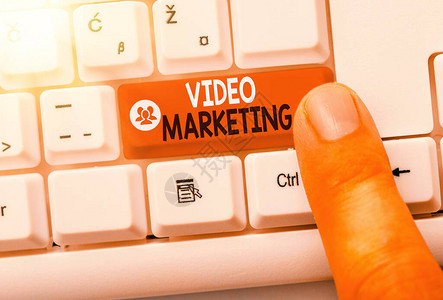 显示视频营销的文本符号使用视频来宣传和营销您的产品或服务的图片