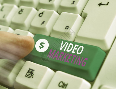 显示视频营销的概念手写使用视频推广和营销您的产品或服图片