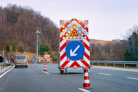 左下箭头在高速公路上反射方向路标道路工程服务信号图片