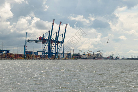 用于装卸货轮的商业集装箱港口海上物流中心图片
