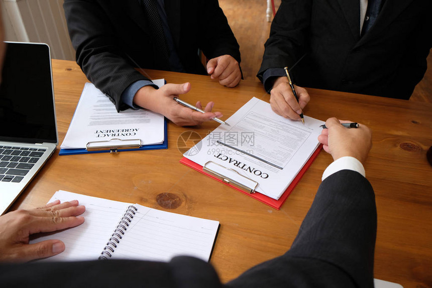 商人咨询律师签署合同协议律师事