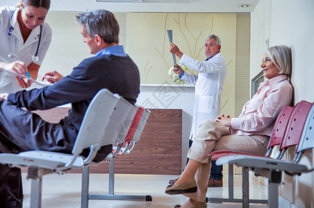 医生和病人在医院讨论体检图片