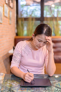 失业和问题亚洲因冠状而失业泰国女商人在网站上寻找新工作创伤后应激障碍图片