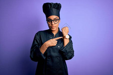 身穿烹饪制服戴着紫色帽子的年轻美食厨师女孩图片