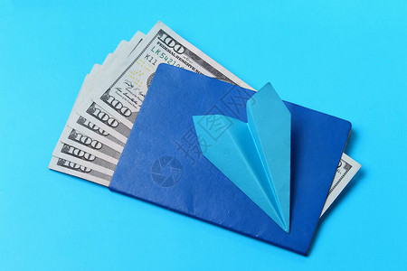 蓝色背景的纸飞机图片