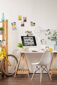 办公室设计师的工作场所或带书桌带照片椅子和其他东西图片