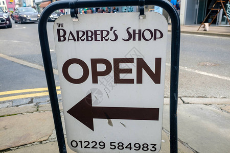 英国Ulverston市场镇的Barbers图片