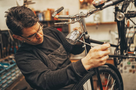 修理自行车的技工在车间图片