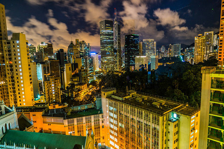 香港特别行政区的摩天大厦夜视图中有图片
