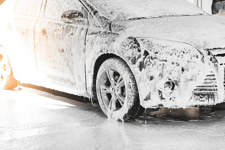 洗车时泡沫中的现代汽车图片