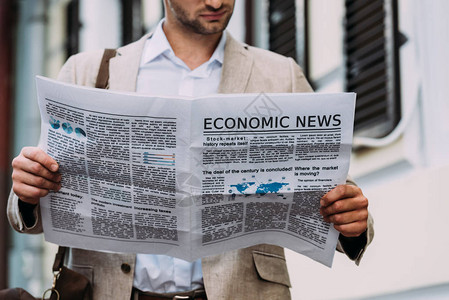 男人在街上阅读报背景图片