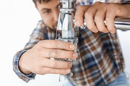 连接浴室水槽管的水管工图片