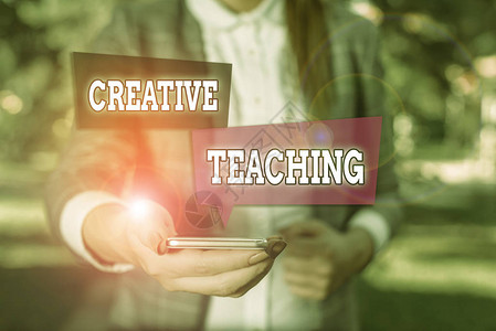 展示创意教学的概念手写概念意味着从学习环境中做些好事灰色套房中的图片