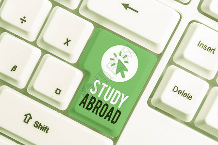 显示出国留学的书写笔记在外国寻求教育机会的商业理念白色pc键盘与白色背景背景图片