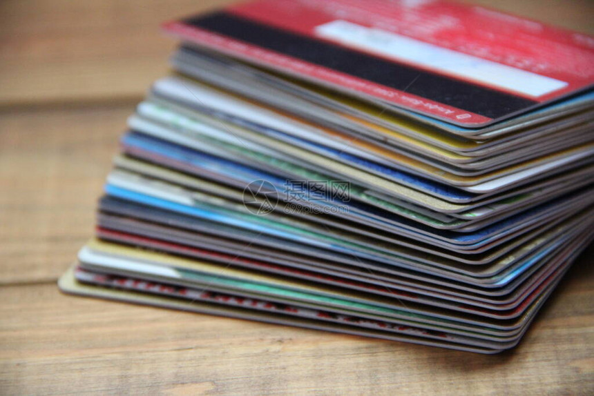 一堆不同的信用卡关闭VISA和万事达信用卡的堆关闭许多和万事达信用卡塑料银行卡图片