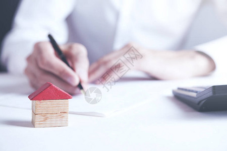 商家签署与家庭建筑模型合同的图片