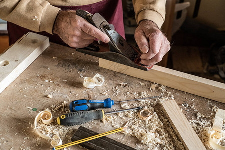 木匠人用手持工具和木板图片