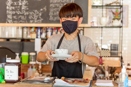 社交距离概念小企业服务员在咖啡馆为图片