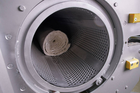 清洁工人从自动洗衣机中取出地毯图片
