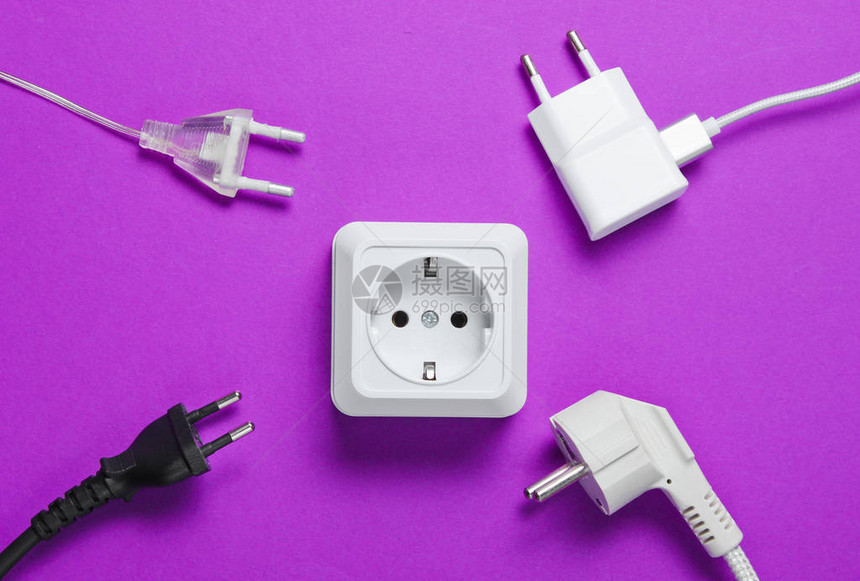 电依赖的概念许多电源插头靠近紫底电源插图片